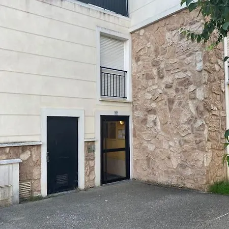 Apartment T2 Avec Balcon - Golf National A 5 Min