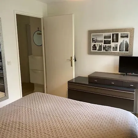 Apartment T2 Avec Balcon - Golf National A 5 Min