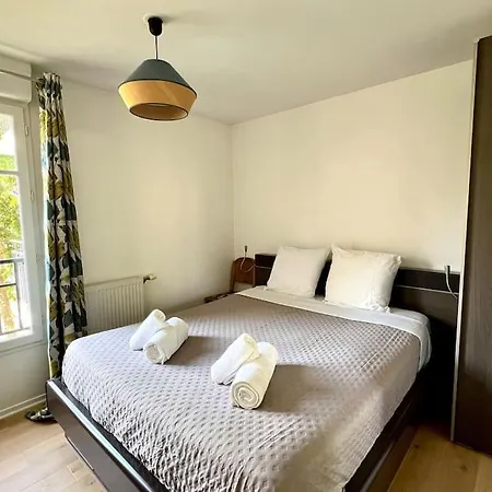 Apartment T2 Avec Balcon - Golf National A 5 Min *